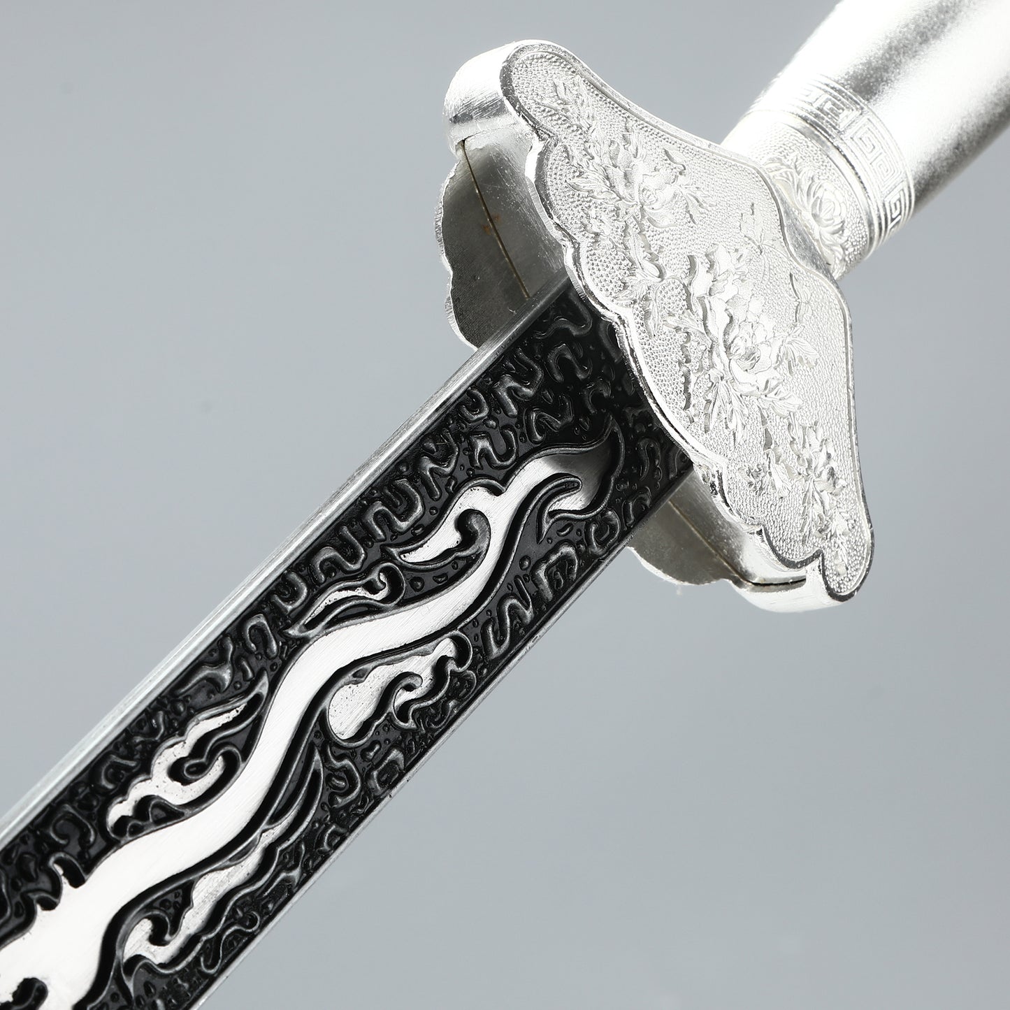 Handcrafted Han Dynasty sword made of 1095 steel with a white sheath for collection and gift giving