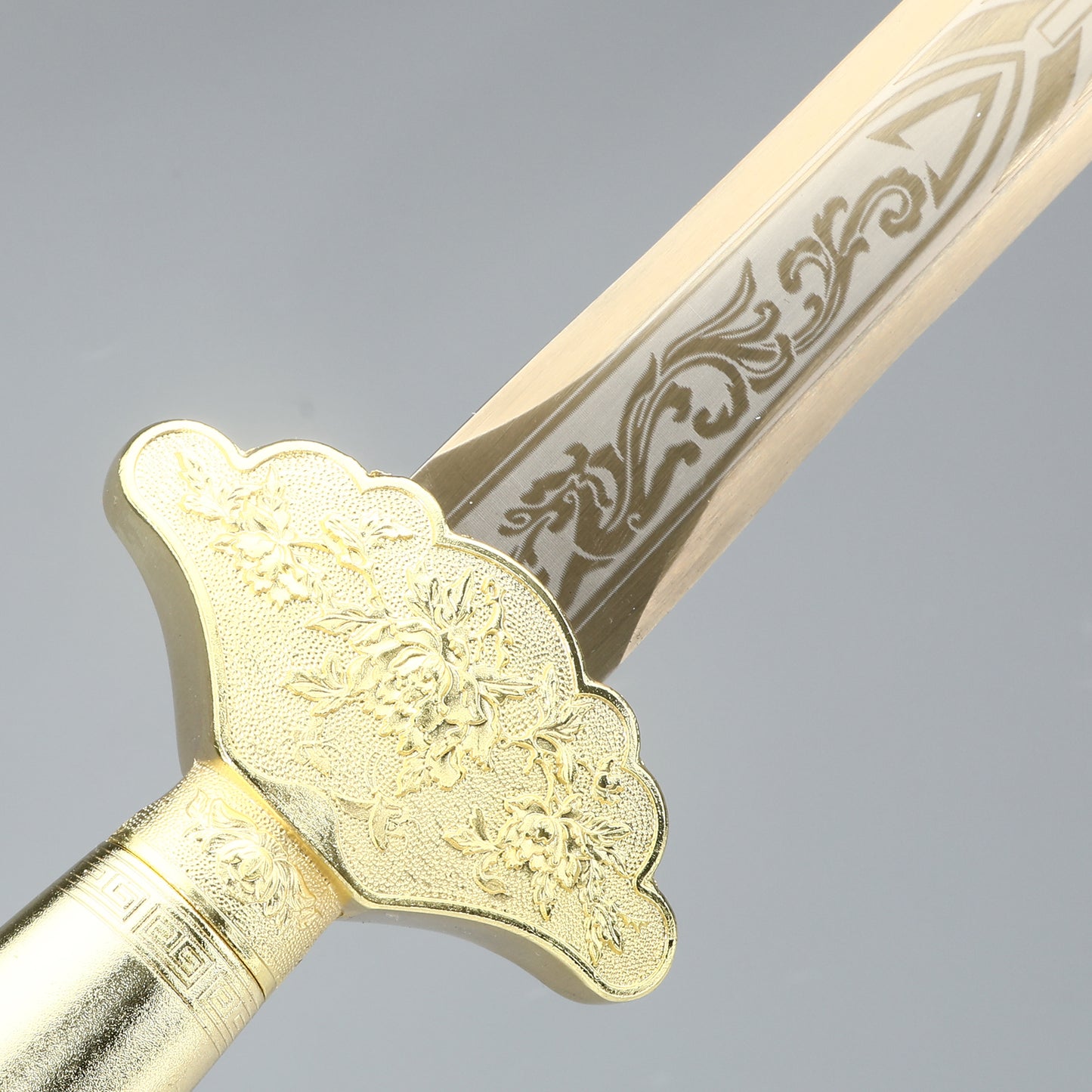 A 1095 steel sword from the Han Dynasty handmade in China, imitating a golden sword, used for collection and gift giving