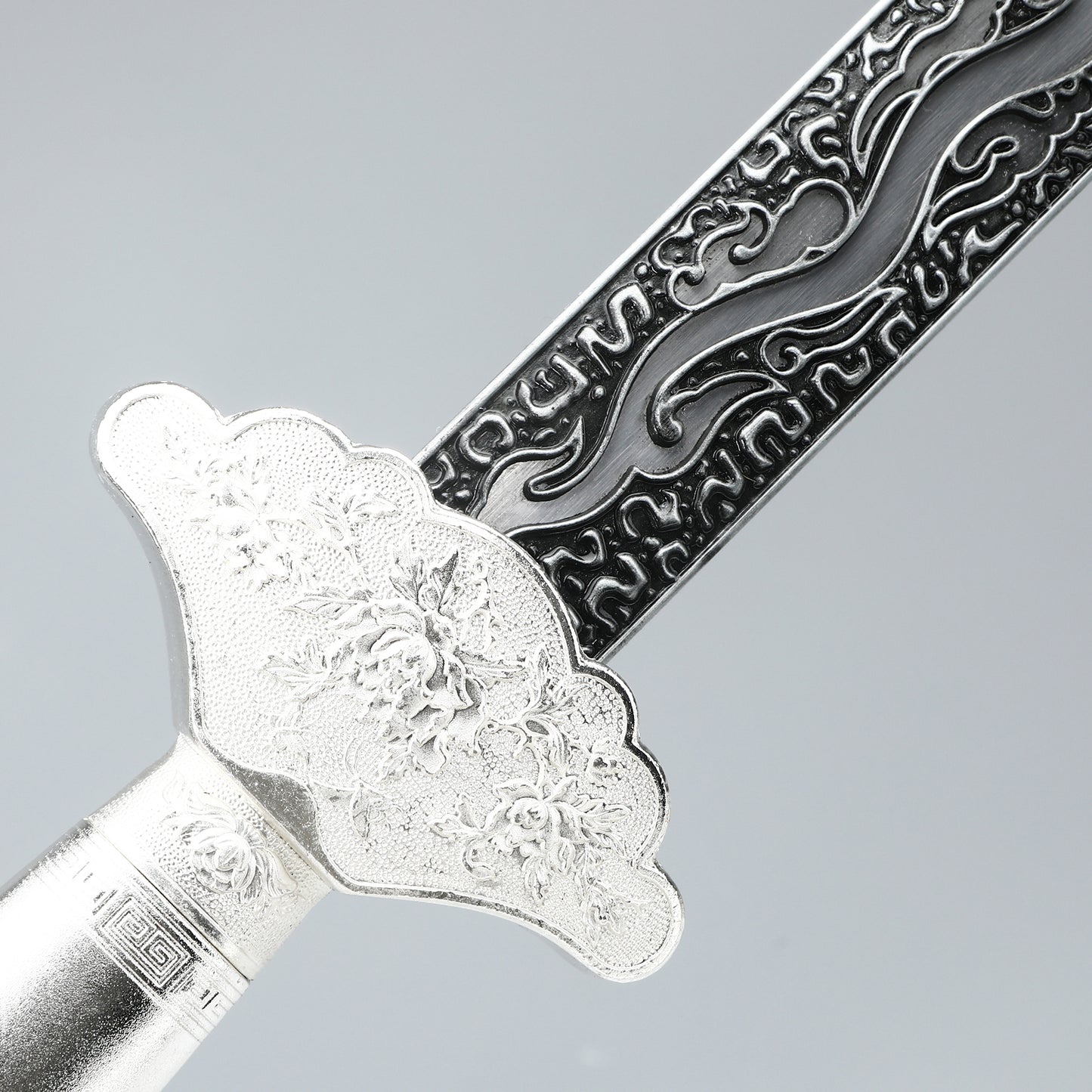 Handcrafted Han Dynasty sword made of 1095 steel with a white sheath for collection and gift giving