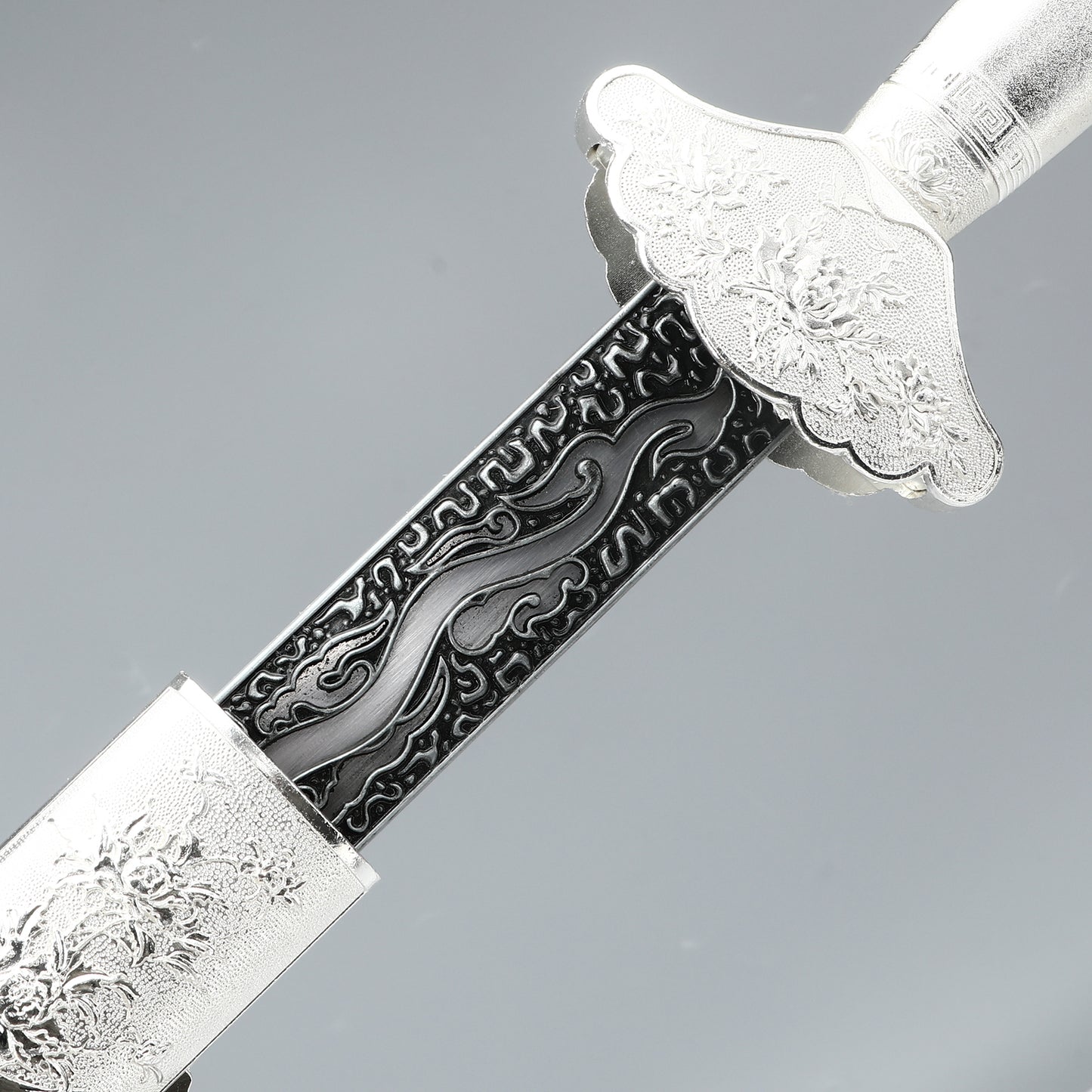 Handcrafted Han Dynasty sword made of 1095 steel with a white sheath for collection and gift giving