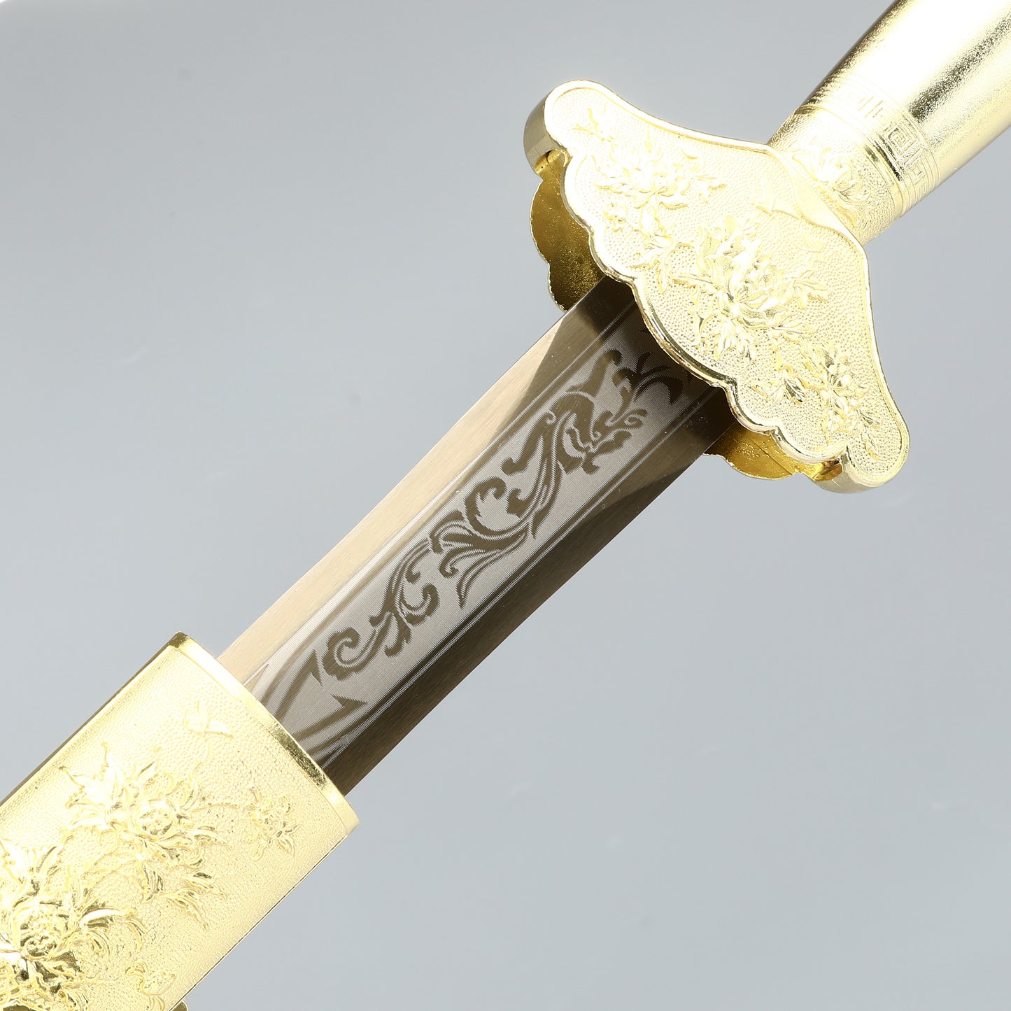 A 1095 steel sword from the Han Dynasty handmade in China, imitating a golden sword, used for collection and gift giving
