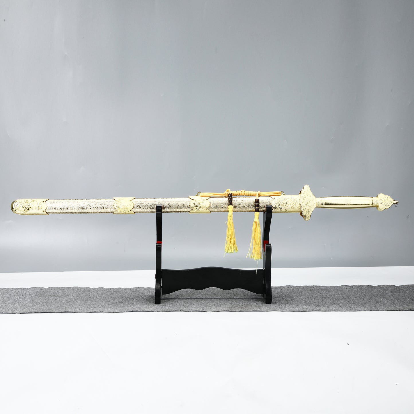 A 1095 steel sword from the Han Dynasty handmade in China, imitating a golden sword, used for collection and gift giving