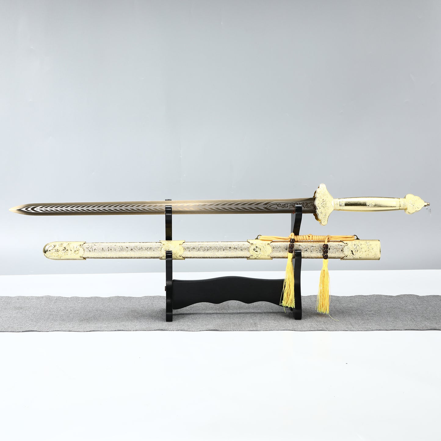 A 1095 steel sword from the Han Dynasty handmade in China, imitating a golden sword, used for collection and gift giving