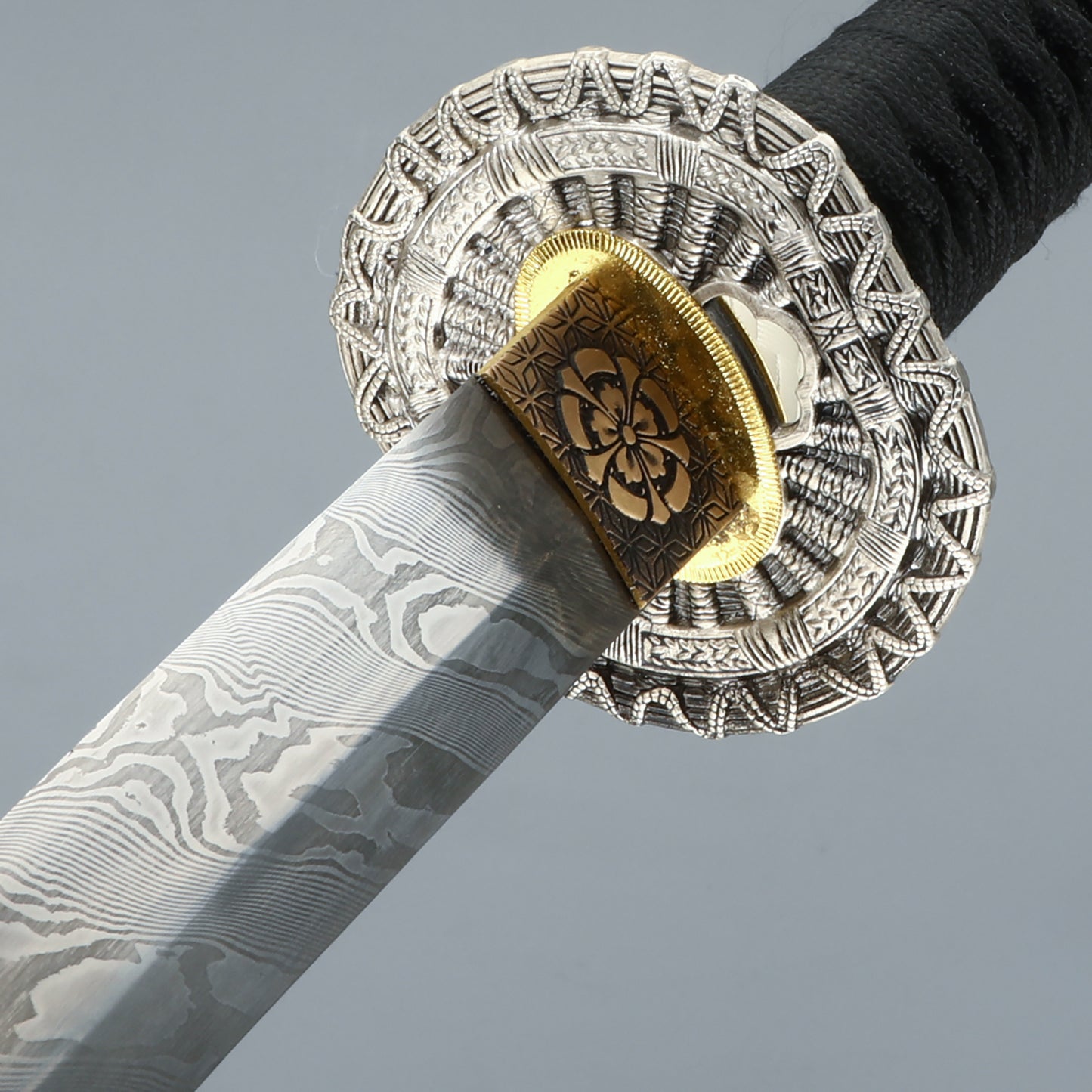 Real Damascus Steel Samurai Sword – Handmade Damascus Katana with Folded Steel, Full Tang Feature – The Perfect Blend of Tradition and Craftsmanship