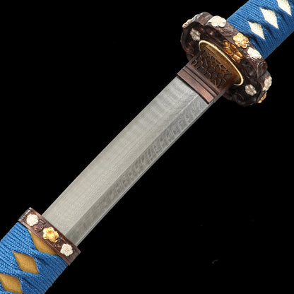 Hand forging Damascus steel feather pattern to make yellow sheath