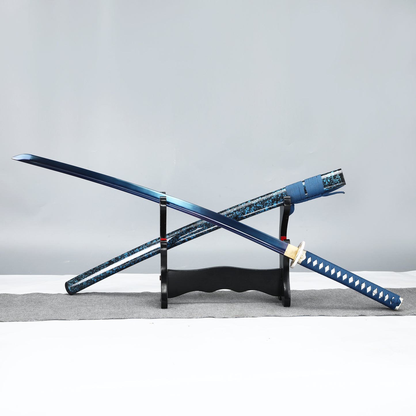 (62)Handmade authentic Japanese Samurai Sword 1060 steel baked black with blue-black sheath